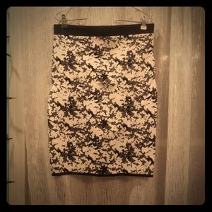 Abstract patterned pencil skirt